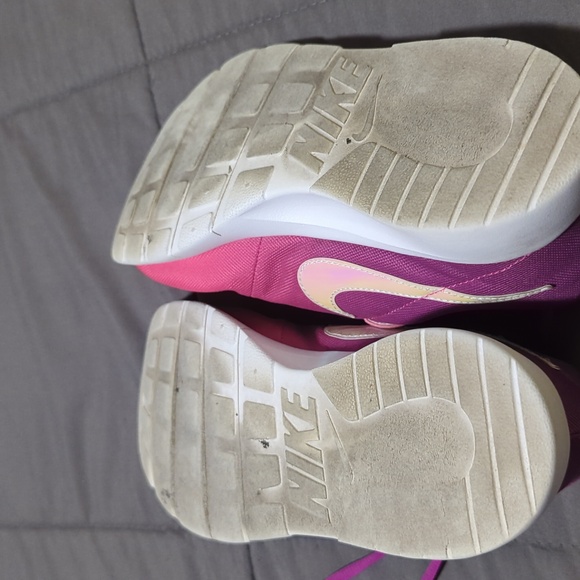 Gently used, adorable tennis shoes. Perfect for a kid. - Picture 5 of 6